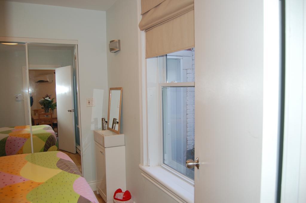 Le Chasseur Bed & Breakfast Монреал Стая снимка