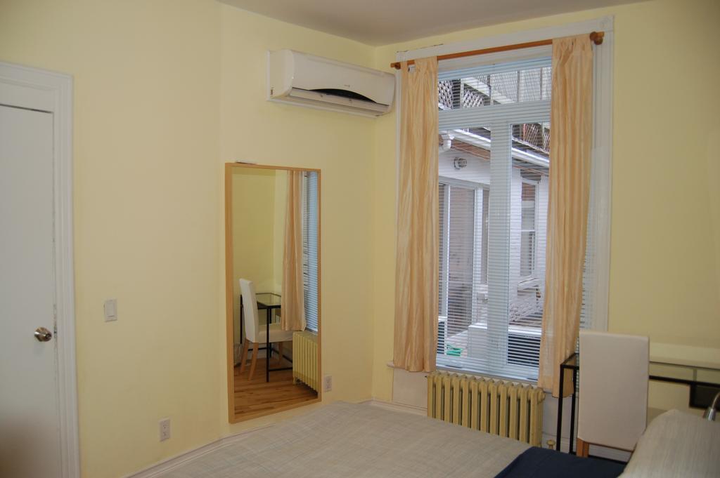 Le Chasseur Bed & Breakfast Монреал Стая снимка