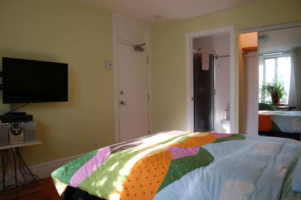 Le Chasseur Bed & Breakfast Монреал Стая снимка