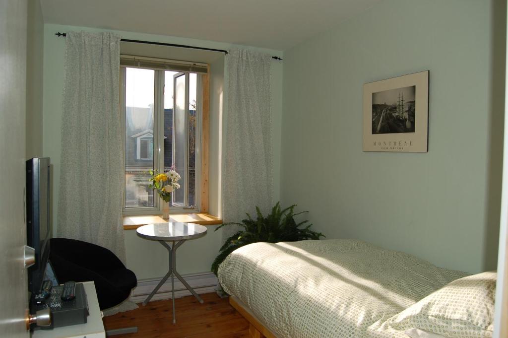 Le Chasseur Bed & Breakfast Монреал Стая снимка