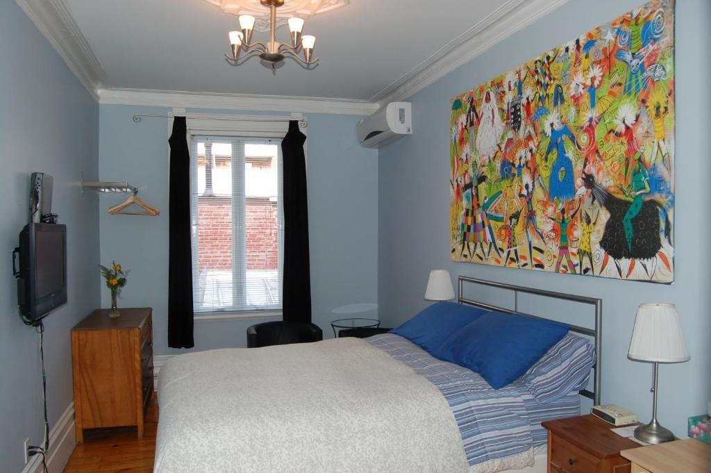 Le Chasseur Bed & Breakfast Монреал Стая снимка