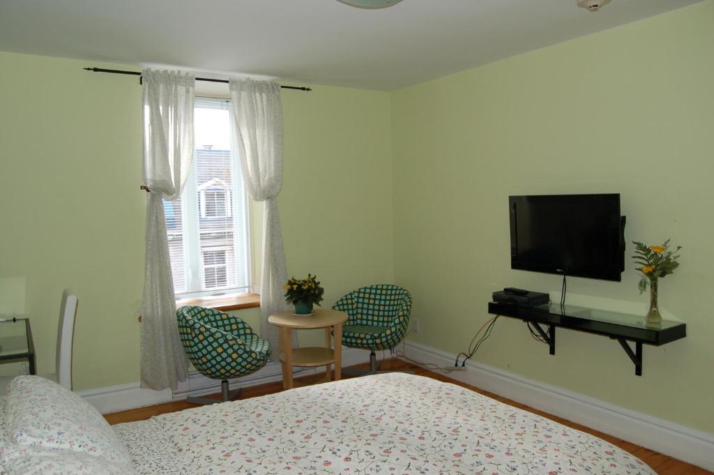 Le Chasseur Bed & Breakfast Монреал Стая снимка